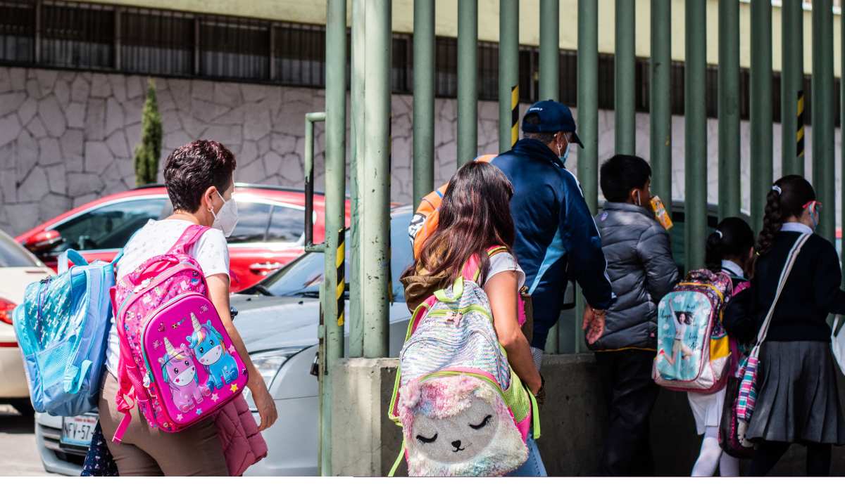 PAdres de familia a la entrada de la escuela