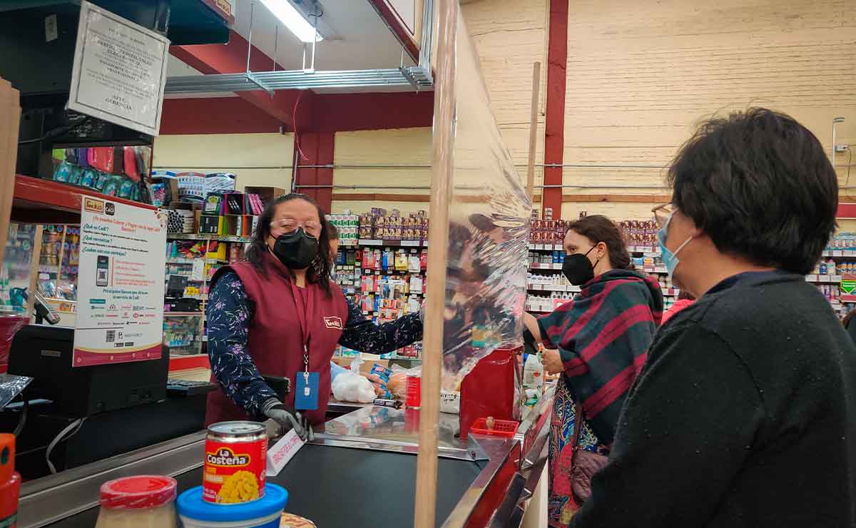 Empleados atendiendo a cliente en Garis