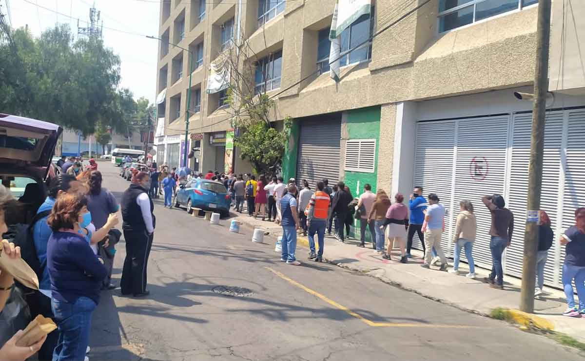 Personas fuera de los edificios en CDMX