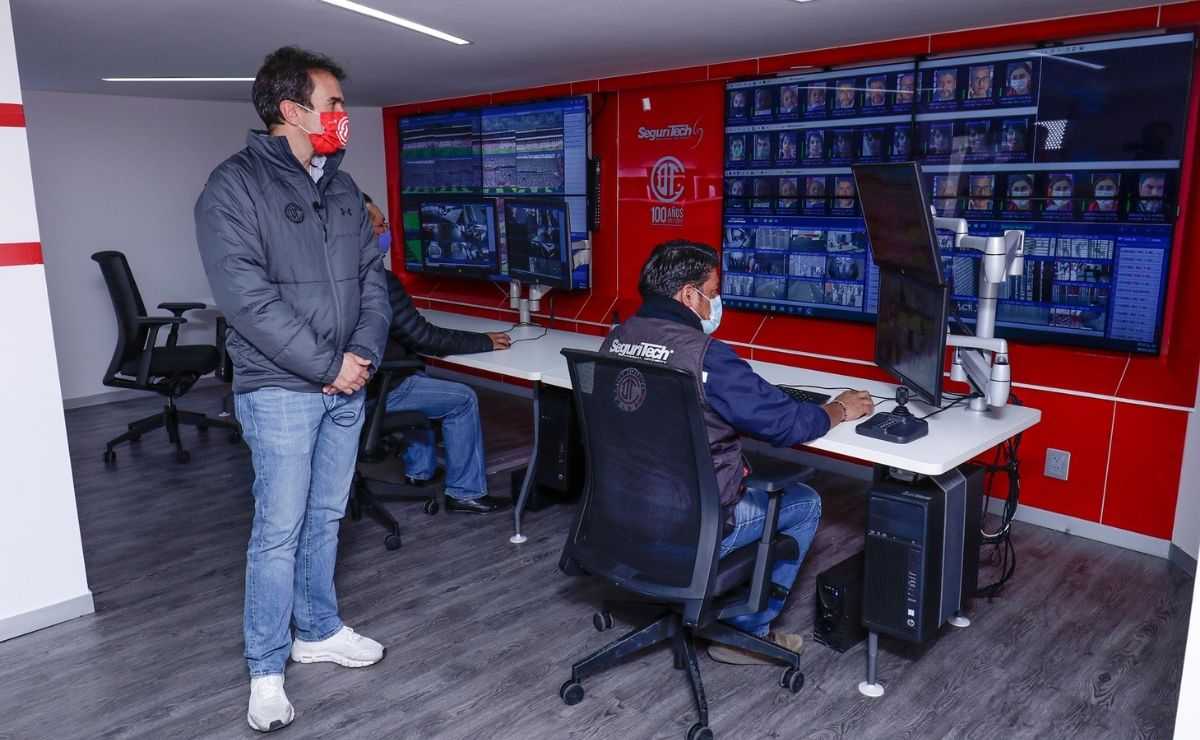 Francisco Suinaga en el centro seguridad del Toluca FC supervidando la seguridad del Estadio Nemesio Diez