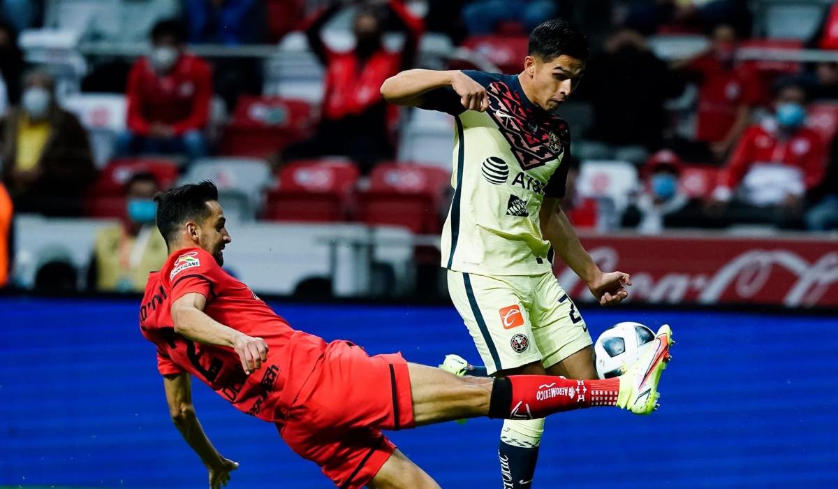 disputa el balón entre jugadores del América vs Toluca Fc