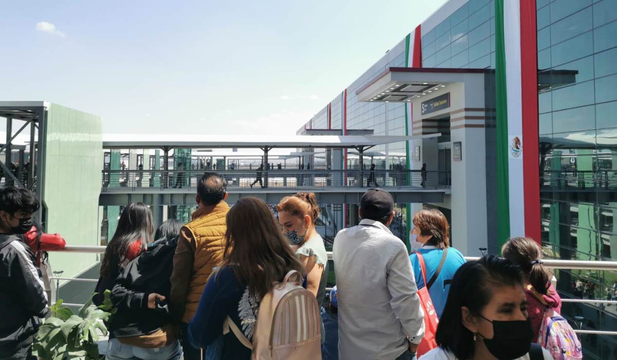 Personas entrando al nuevo AIFA