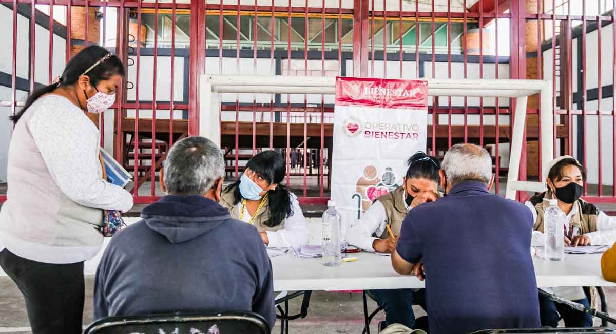 adultos mayores entregan requisitos a módulo de registro de toluca para la pensión adultos mayores 2022