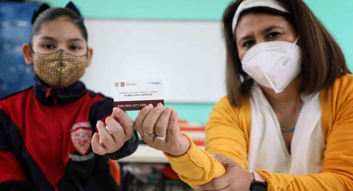 alumna y madre de familia reciben tarjeta mi beca para empezar 2022 en cdmx