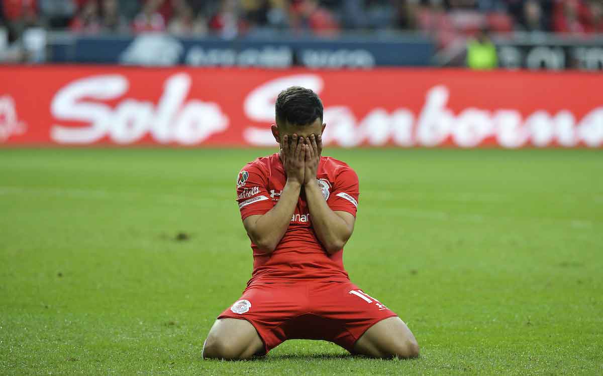 leo Fernández de rodillas en la cancha del Nemesio diez tras malos resultados del toluca fc