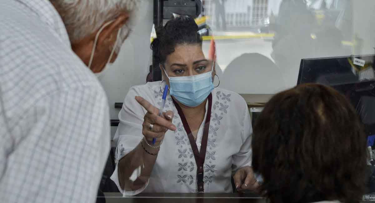 adultos mayores reciben instrucciones en módulo de registro a pensión adultos mayores 2022