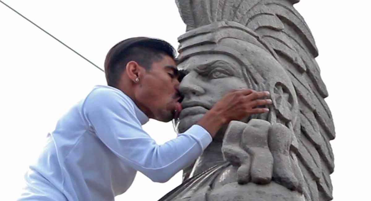artista javier ocampo besa estatua de nezahualcóyotl en performance del 2019