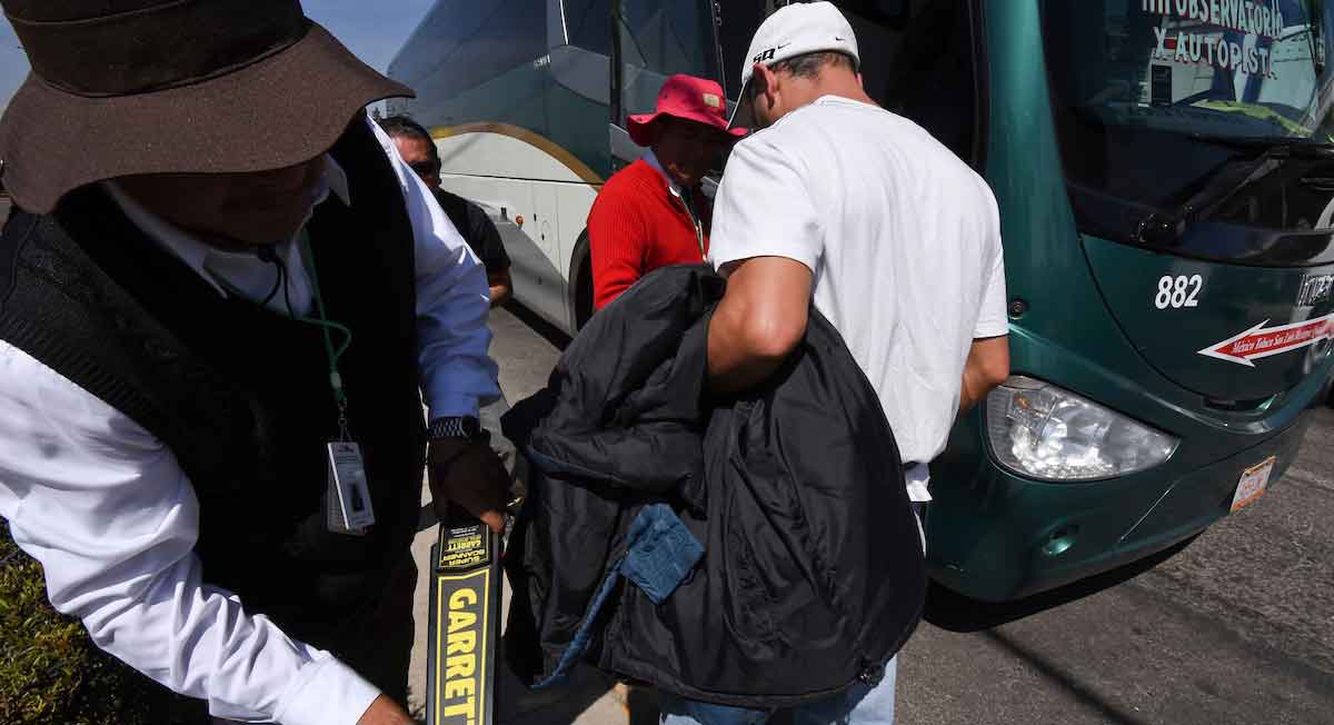 pasajero aborda autobus flecha roja con aumento de precios en abril 2022