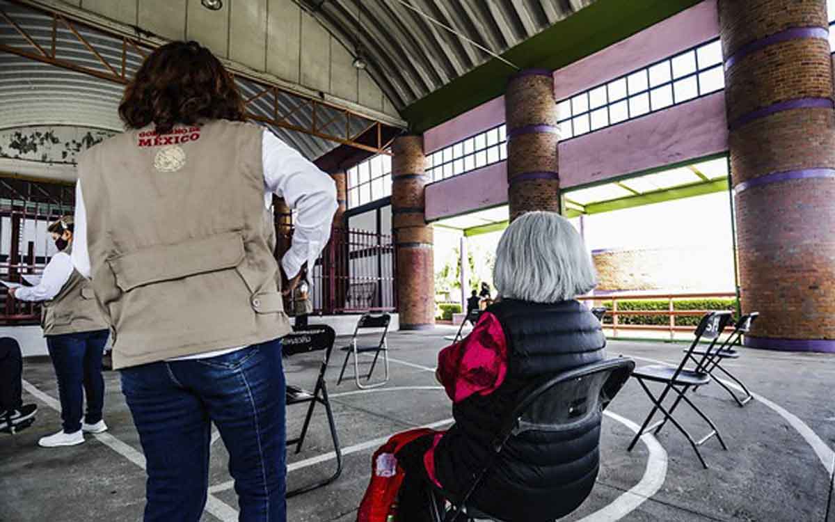 adulta mayor lista para afiliarse a la tarjeta del INAPAM