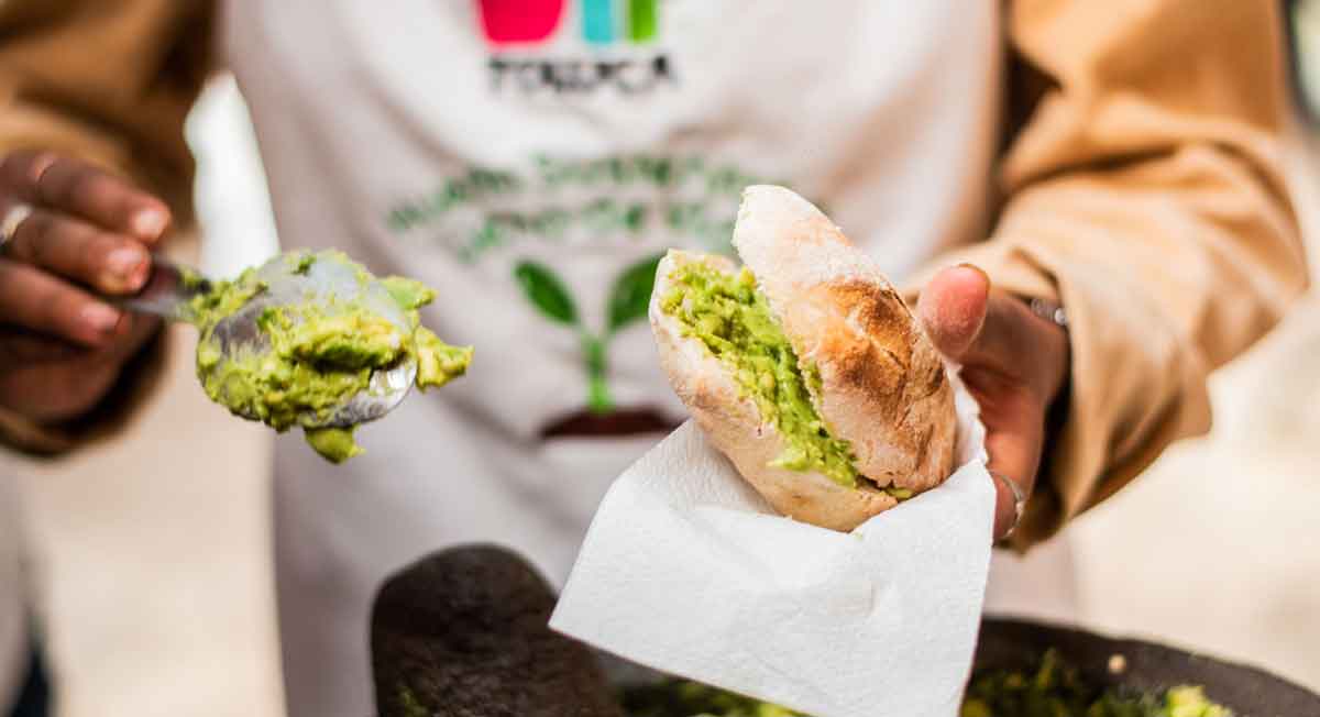 venden tortas de guacamole en centro de toluca en bazar de emprendimeinto del dif en concha acustica