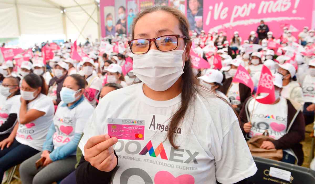 Gobernado del Edoméx, reanuda la entrega de más de 6 mil apoyos del programa Salario Rosa para Madres Solteras del Edoméx 2022 en Toluca.