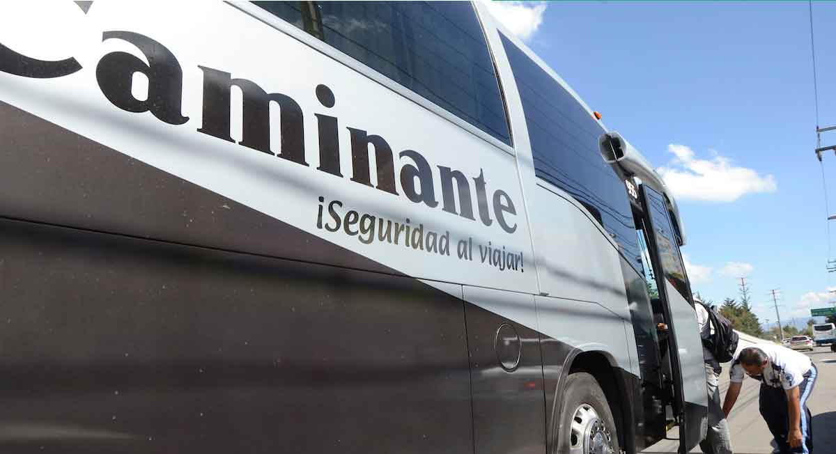 autobús tmt caminante a la espera del arribo de pasajeros