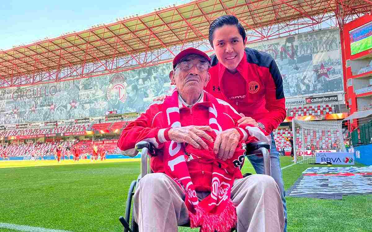 abuelito diablo con nieto festejando 100 años de pasion por toluca fc
