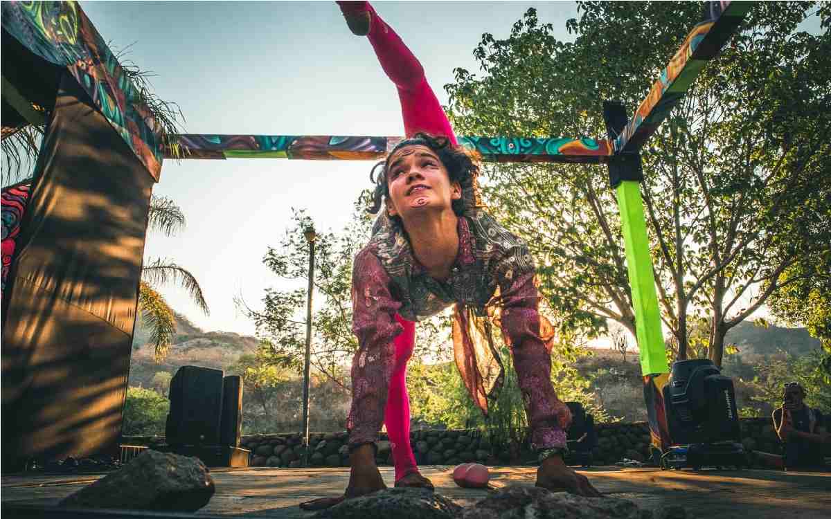 chica del circo haciendo ejercicios para el dia del niño 2022