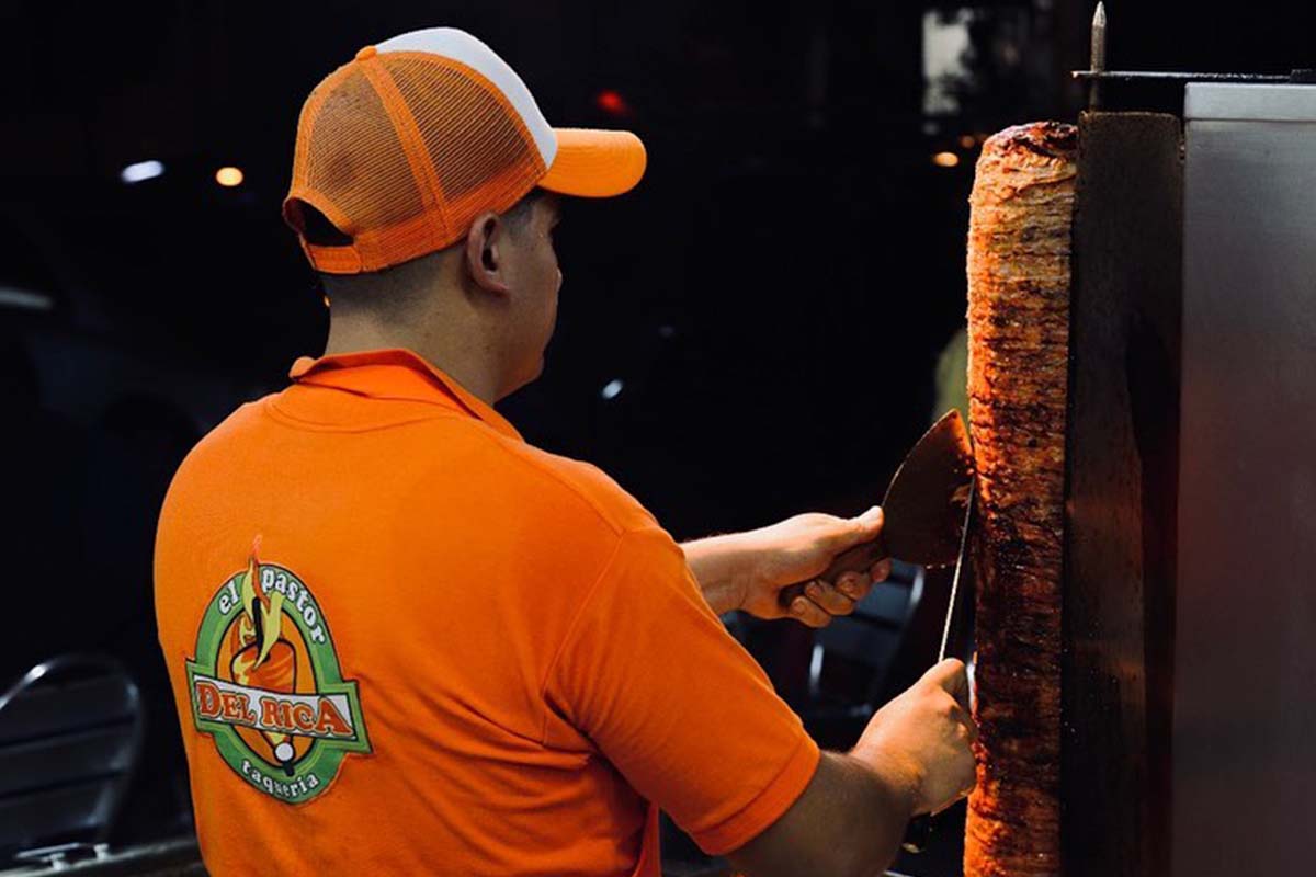 taquero preparando carne en la taqueria del canelo alvarez