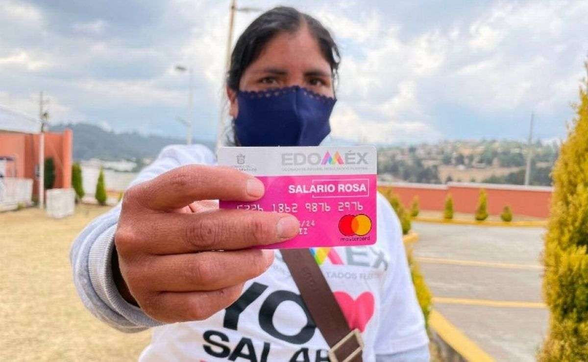 Mujer mostrando su apoyo económico luego de solicitar la tarjeta del Salario Rosa Edomex 2022