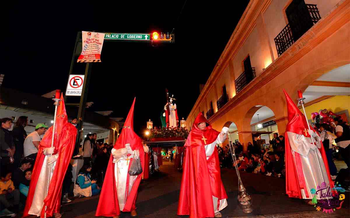 personas participando en procesion del silencion en semana santa