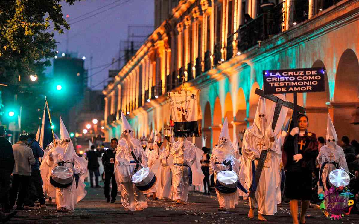 personas en procesion del silencio toluca en festividad de semana santa 2022