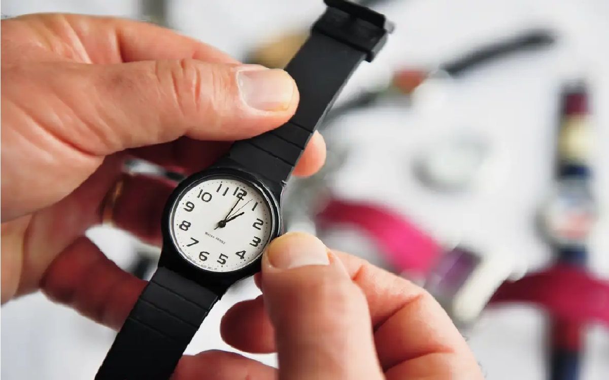 reloj analogico con nuevo horario de verano 2022