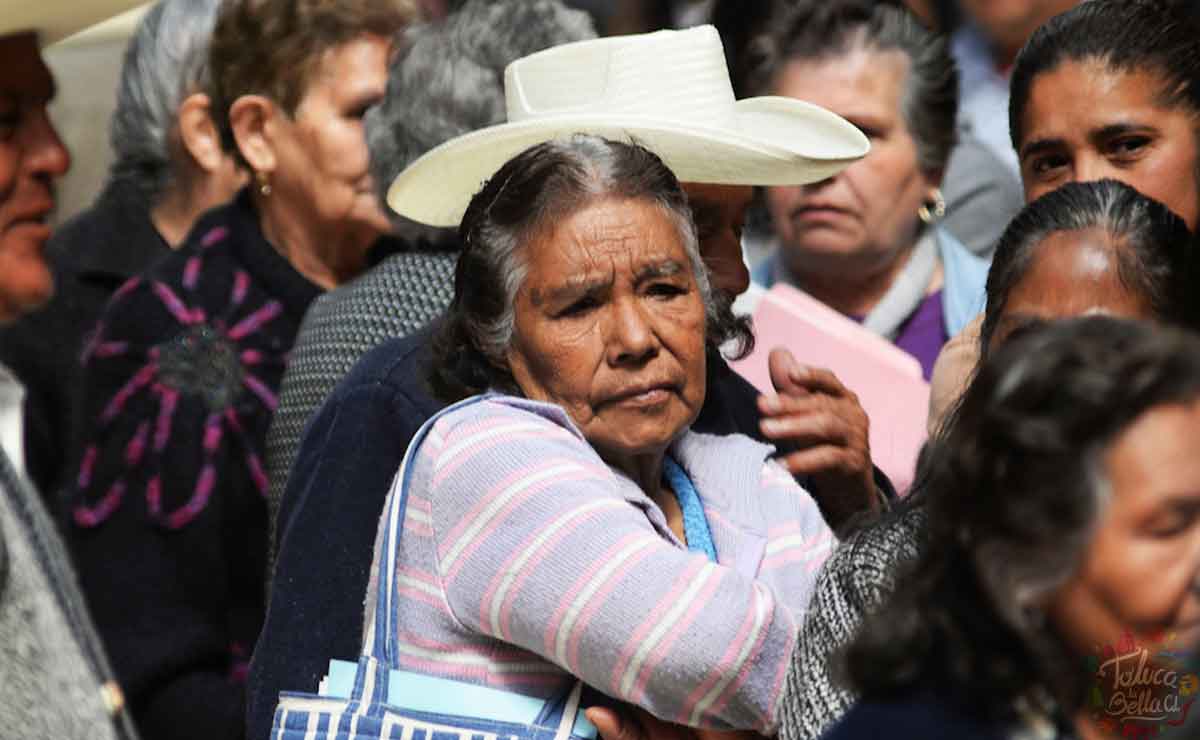Adultos mayores esperando para realizar el registro para obtener la pensión del bienestar