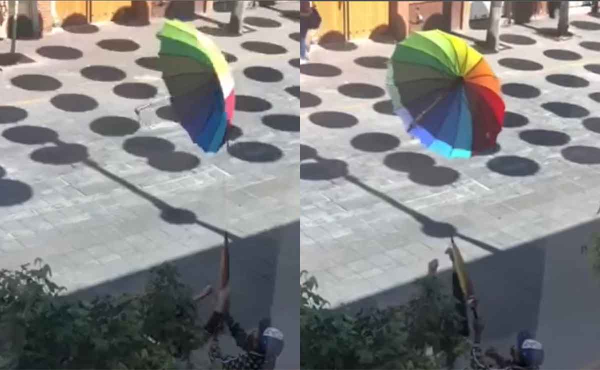 Jovenes robando sombrillas