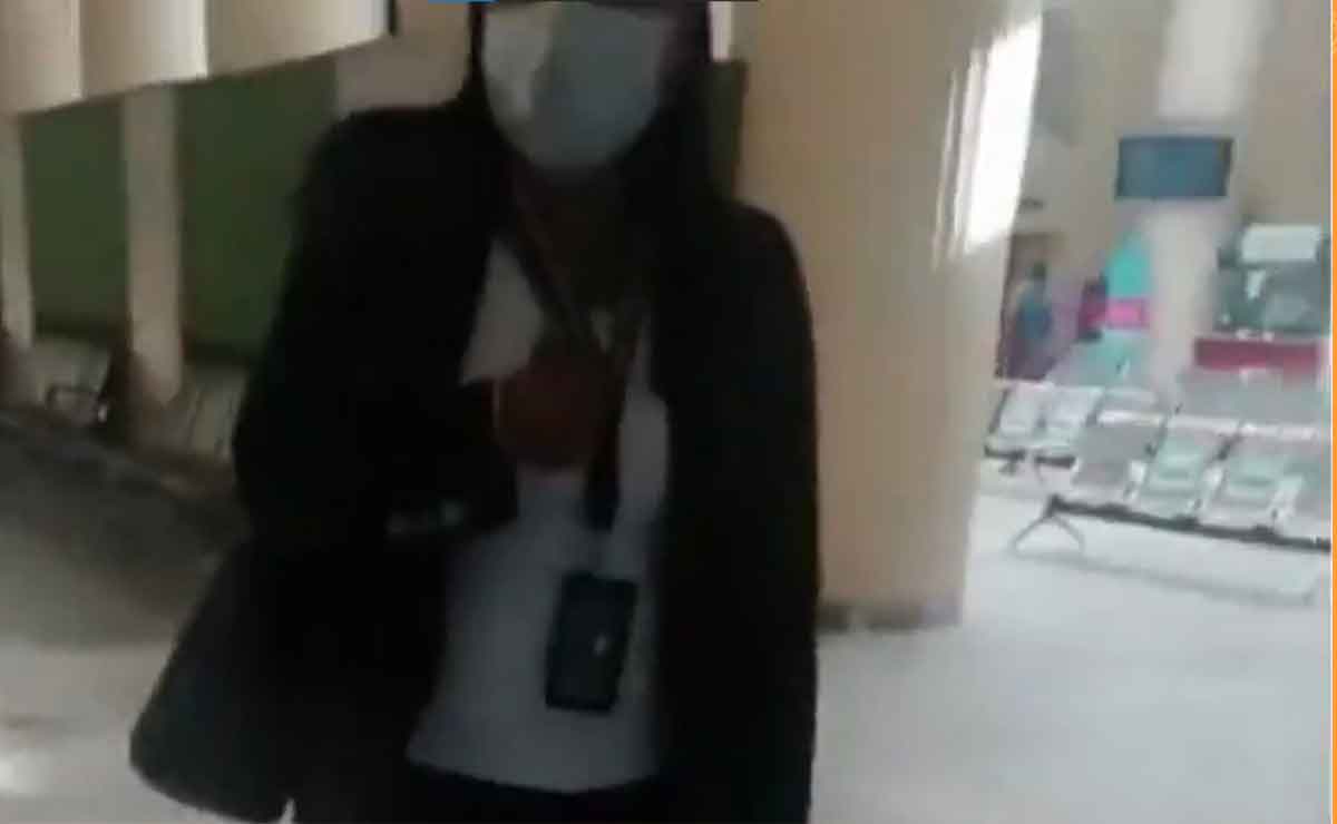Captura del video donde exhiben a funcionaria por no hacer su trabajo