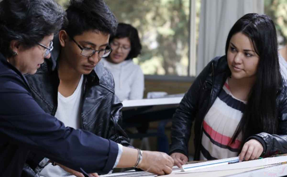 Estudiantes de la UAEMex recibiendo clases: Jóvenes Escribiendo el Futuro