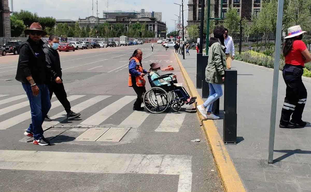 Persona con discapacidad tratando de cruzar la calle en Toluca