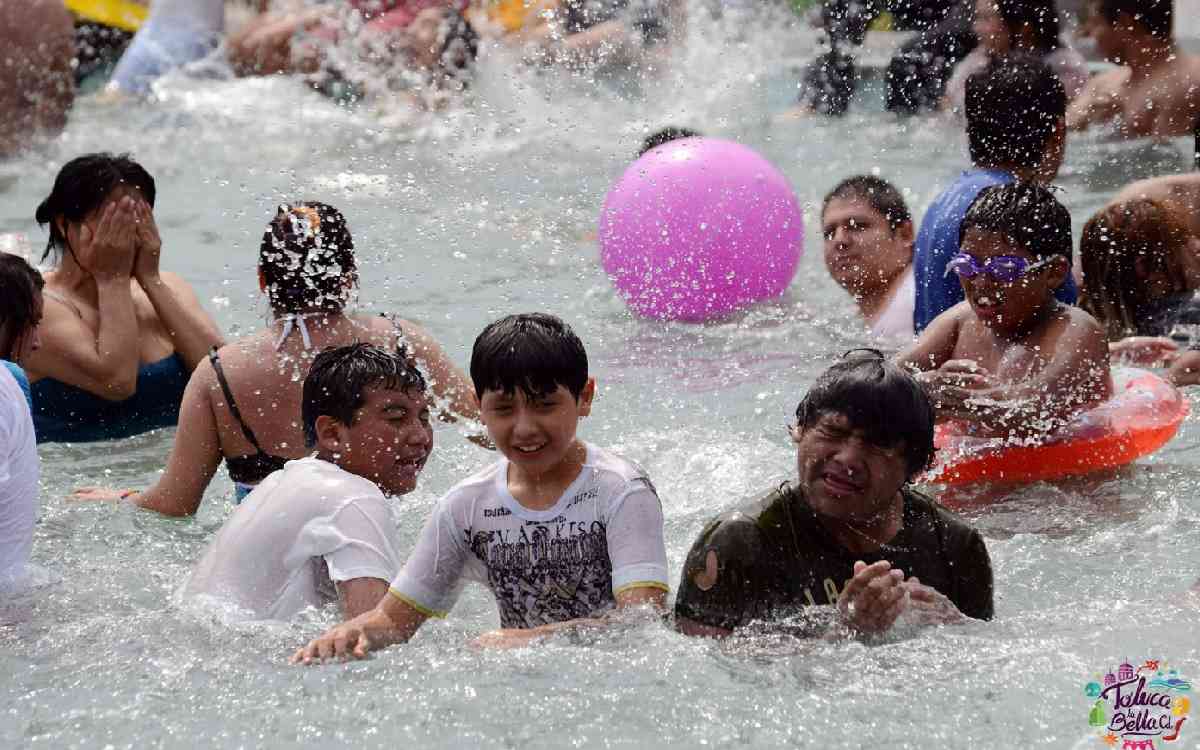 niños en alberca disfrutando de semana santa 2022