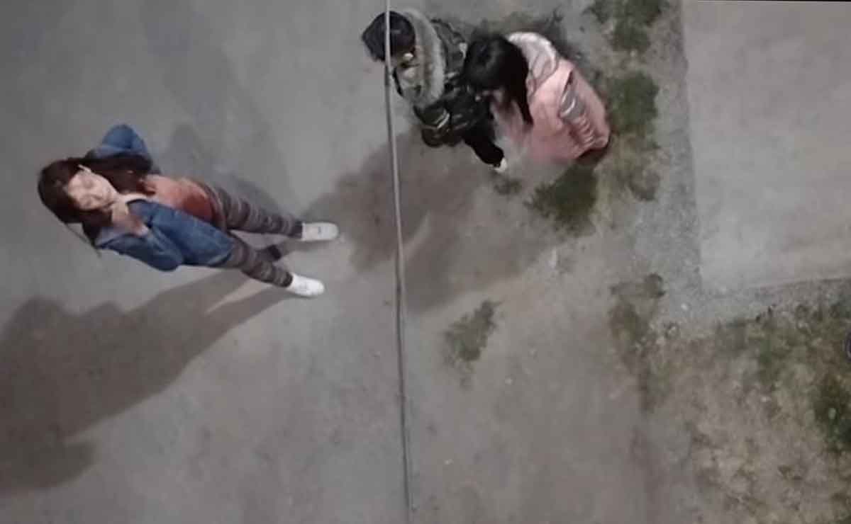 Mujer con niños en la calle