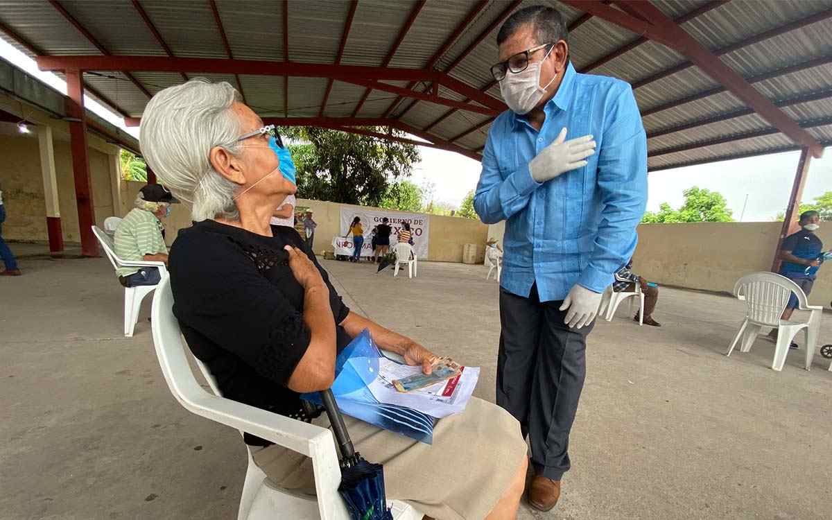 adulto mayor esperando recibir pension bienestar 2022
