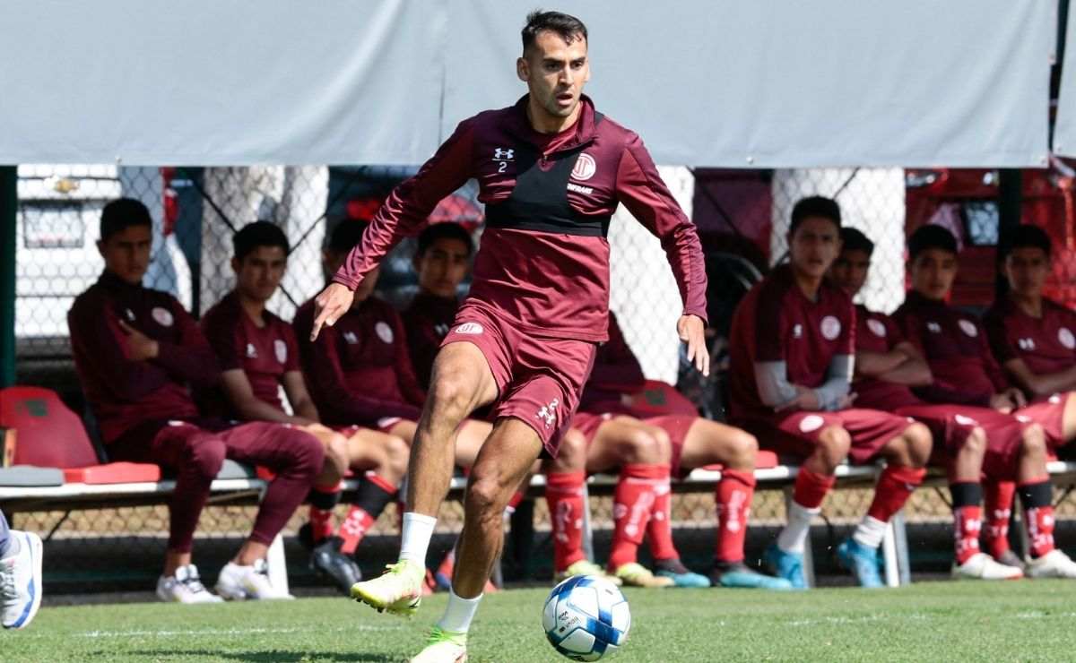 El jugador Raúl López entrenando para el partido del próximo domingo contra León