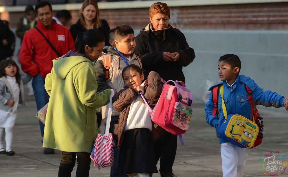 Niños saliendo de clases