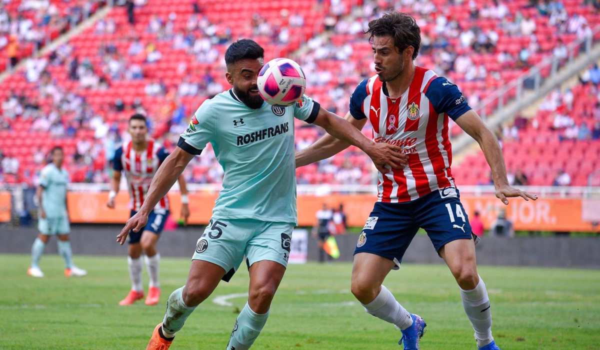 Balón en disputa entre jugadores del Toluca fc vs chivas 2022