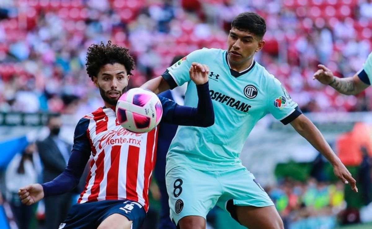 Jugador del Toluca FC, Kavin Castañeda disputando el balón contra jugador de Chivas de Guadalajara