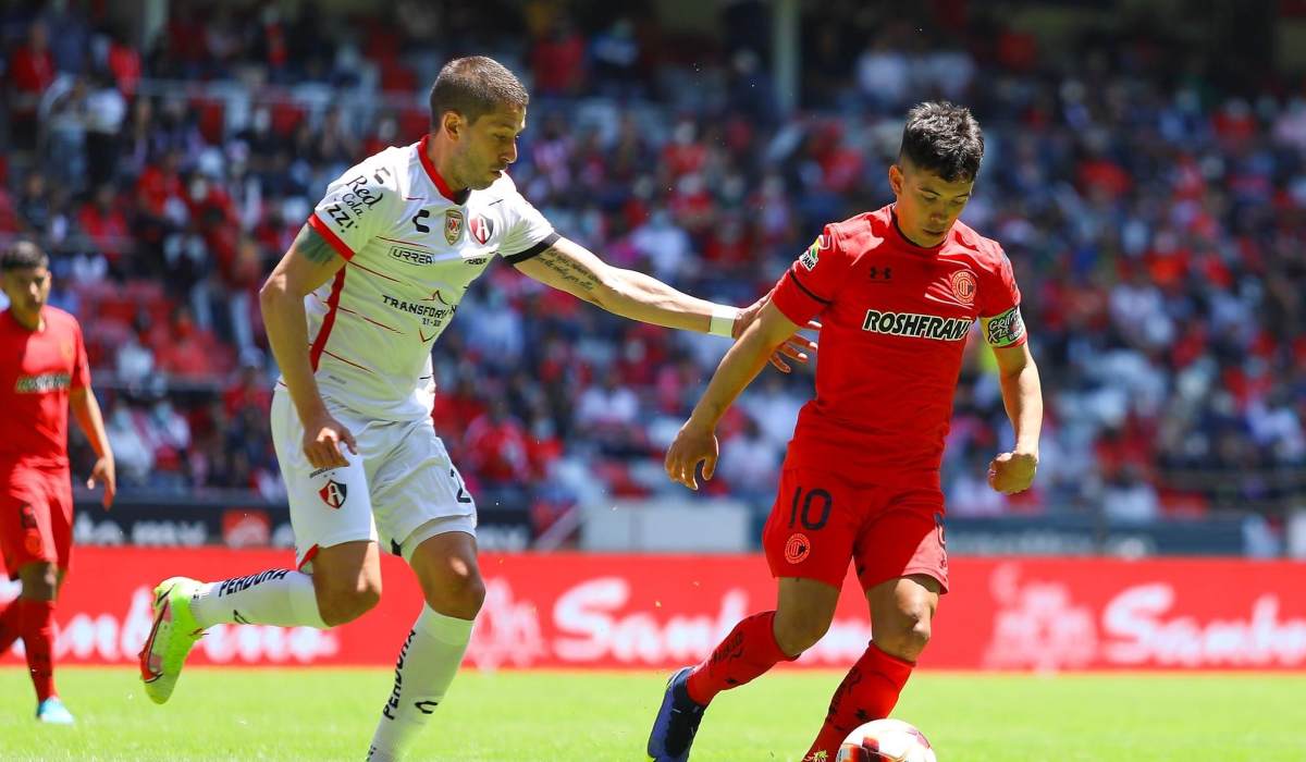 Leo Fernández jugador de Toluca fc disputando el balón
