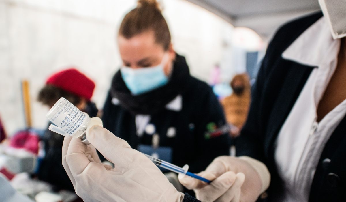 Aplican vacuna contra el COVID-19 en el IMSS de Toluca 
