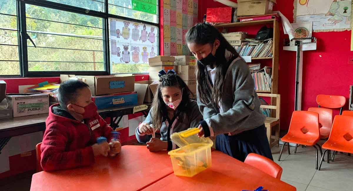alumnos al termino de sus clases a la espera de la proxima suspensión del calendario sep