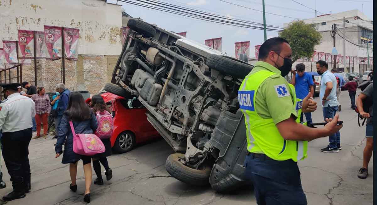 accidneten en centro histórico de toluca entre un auto y una camioneta en la calle de galeana