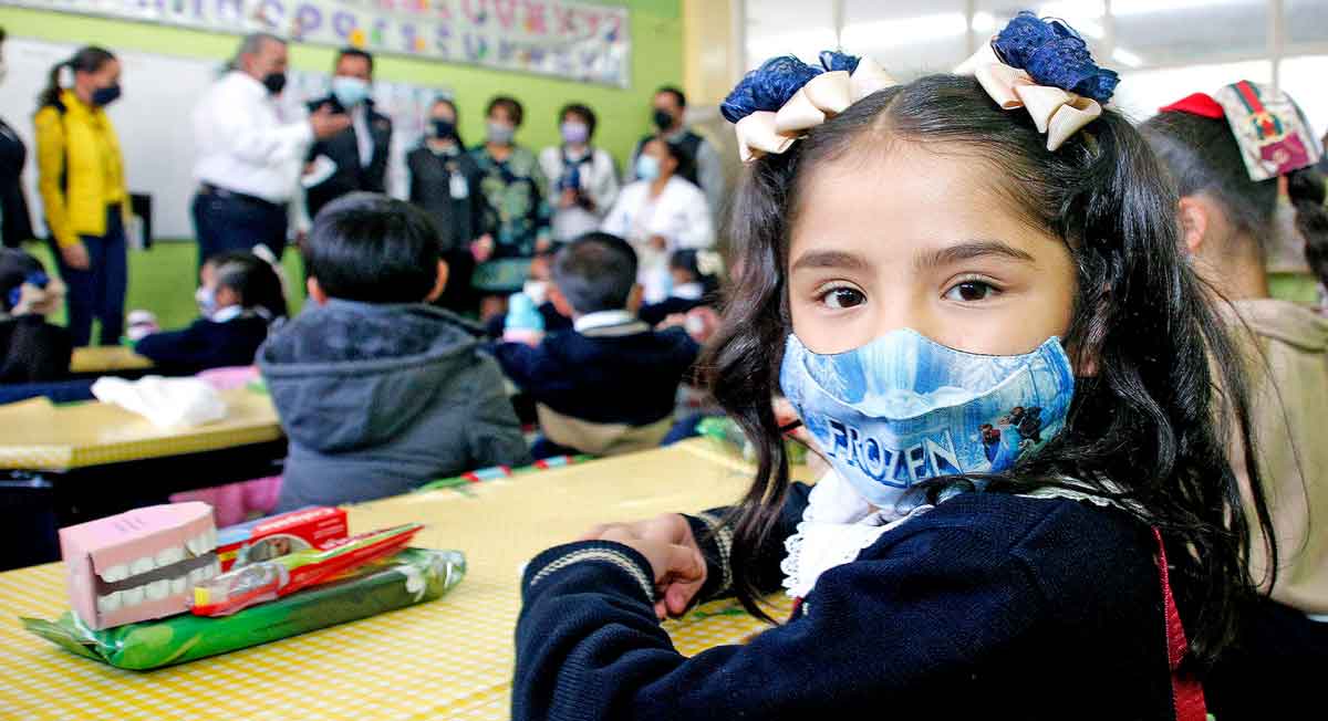 niña de priamria a la espera de vivir los puentes junio 2022 de la sep