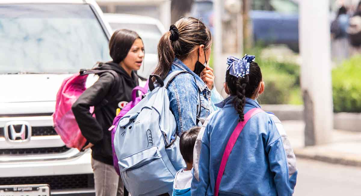 madre lleva afiliar a su hija a esta beca de la fundación bbva becas bbva