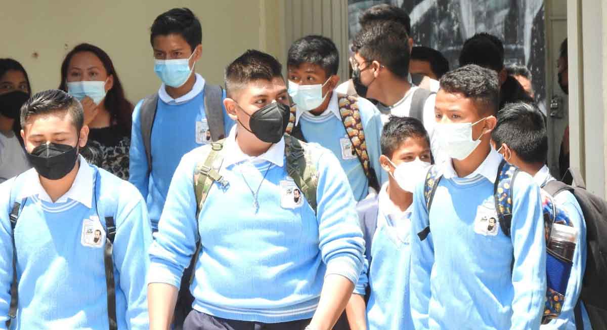 alumnos a la espera del último megapuente de mayo de la sep 2022