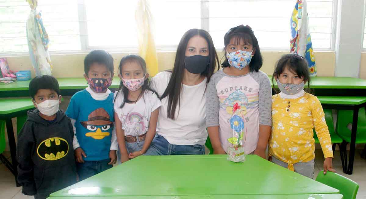 niños y madre realizan proceso de preinscripción extemporánea SAID 2022