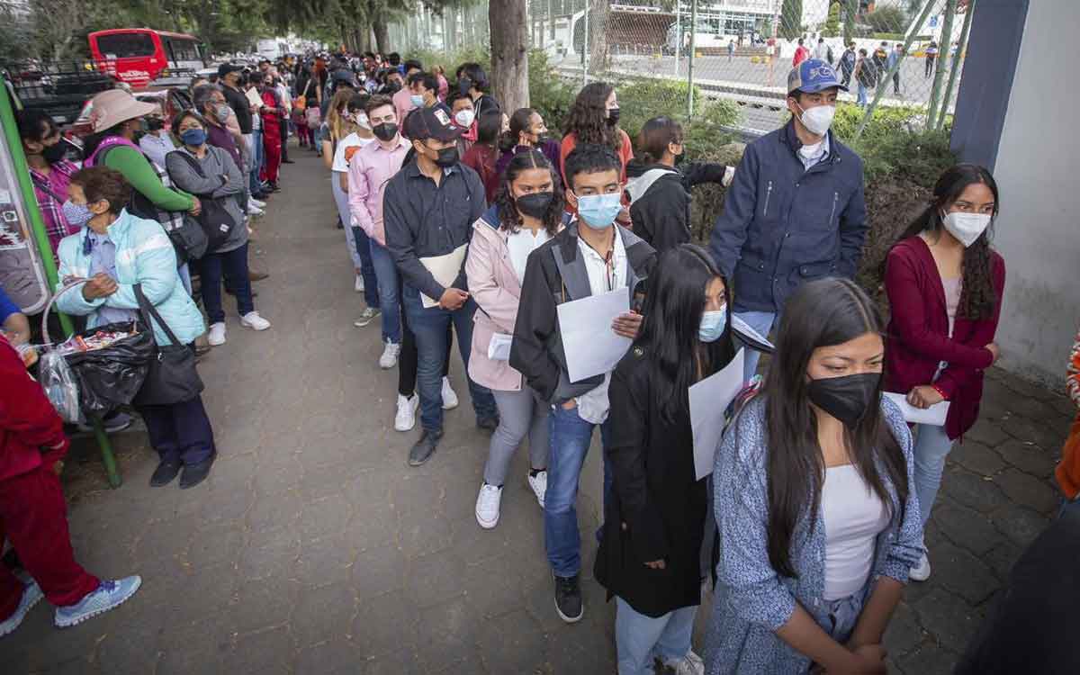 alumnos presentan examen de admisión uaemex 2022 en CU