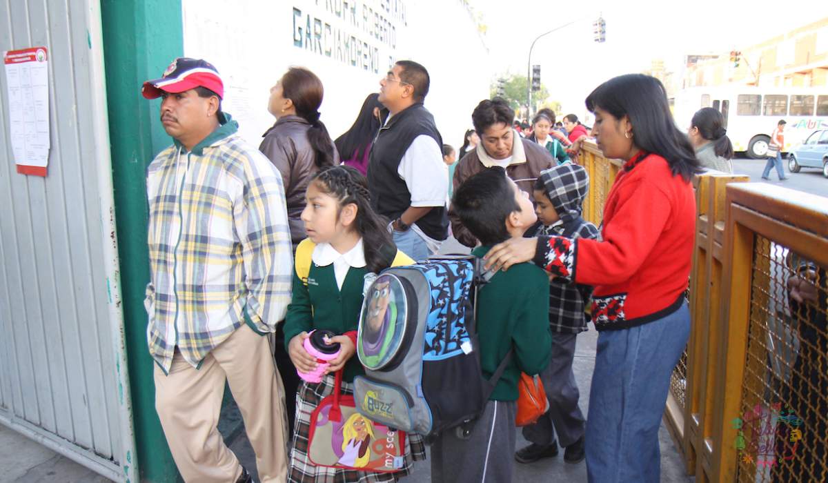 ¿Cómo solicitar el apoyo de uniformes escolares para educación básica?