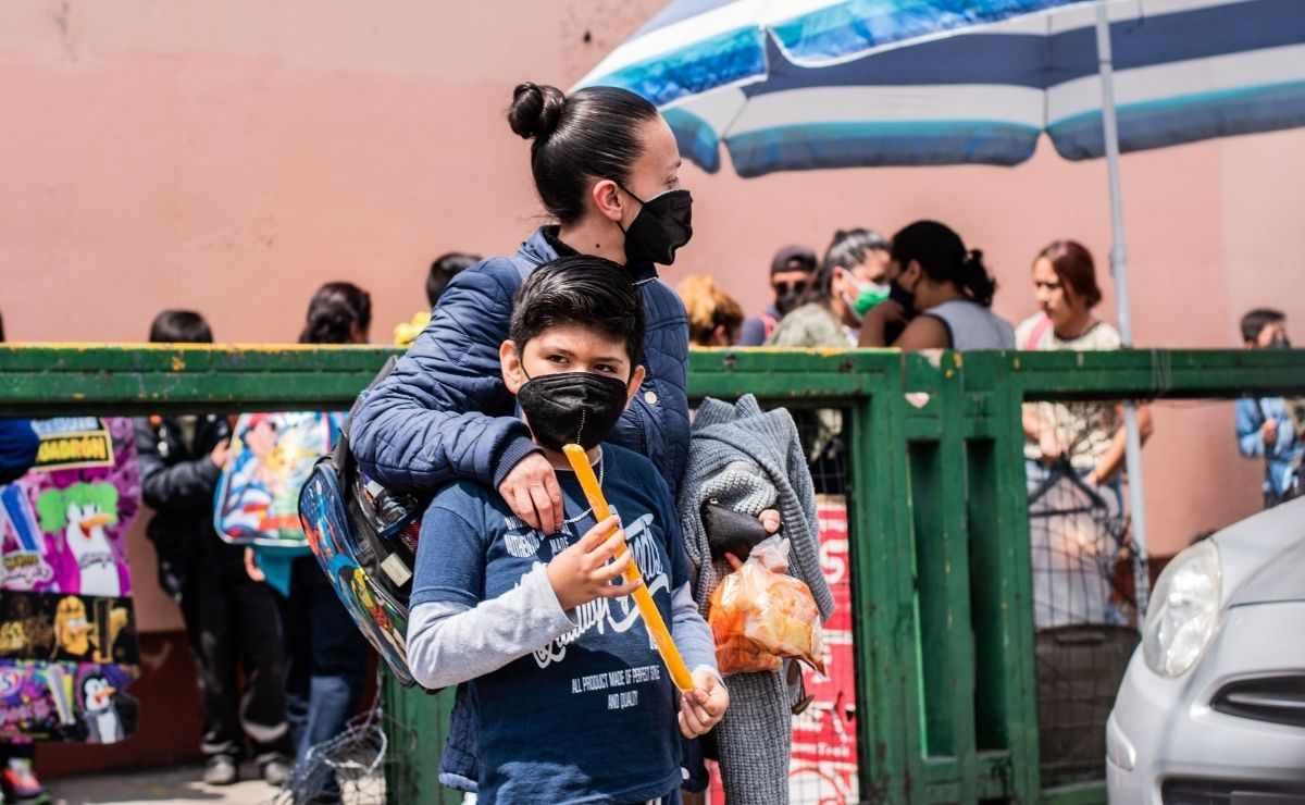 Ama de casa con su hijo luego de obtener el apoyo económico de mil 600 pesos que otorgan las Becas Bienestar a madres solteras