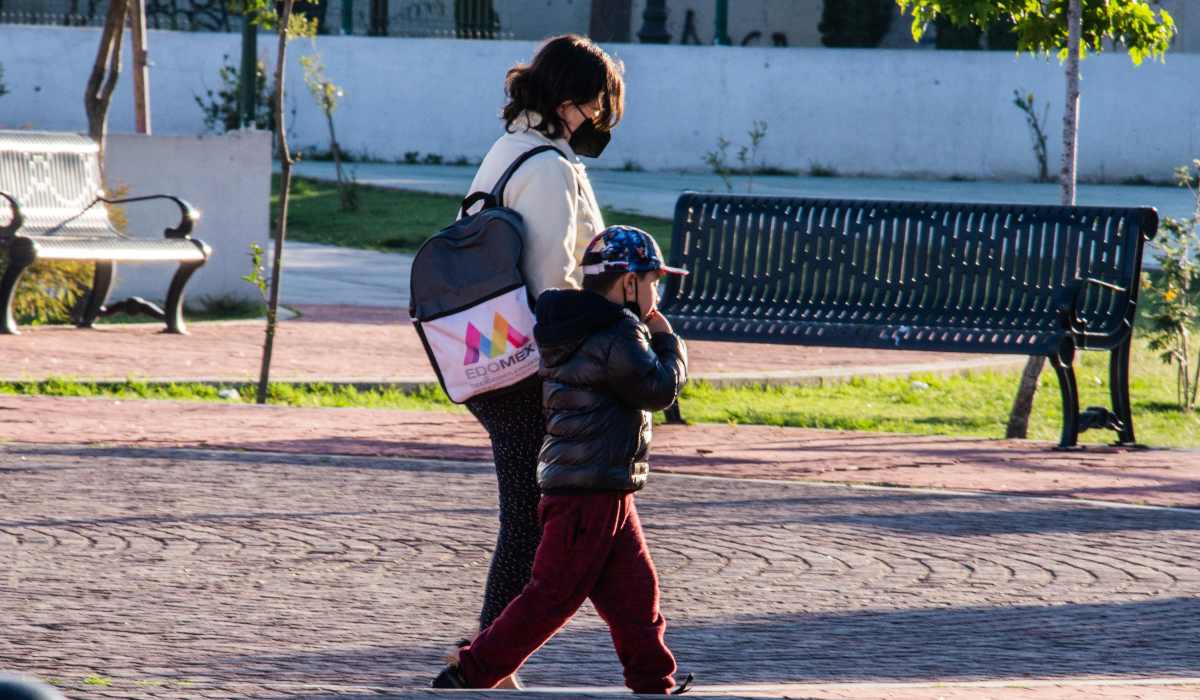 Madre e hija con mochila acudiendo a la escuela
