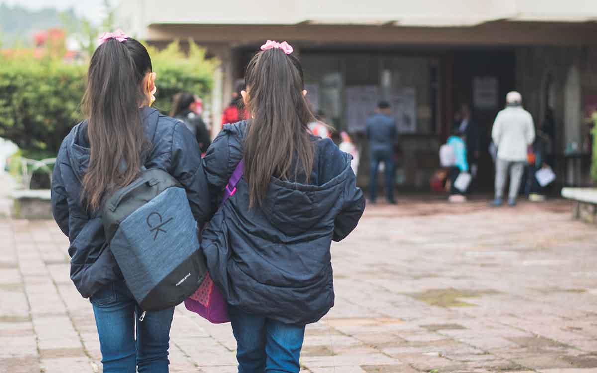 niña afuera de escuela esperando periodo extraordinario said 2022 primaria
