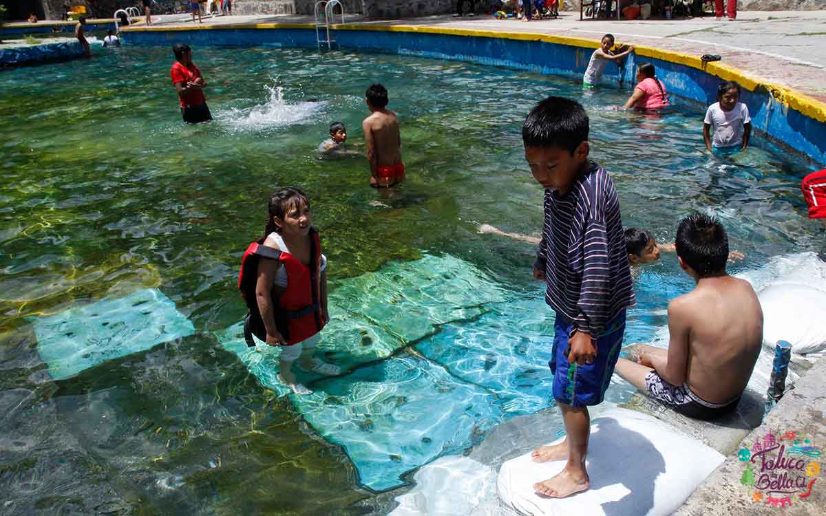 niños disfrutando vacaciones de verano 2022 en balneario