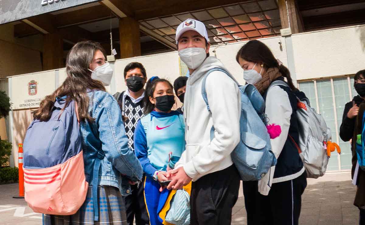 Adolescentes saliendo de clases en Toluca- vacaciones de verano 2022